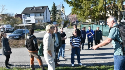 Der stellvertretende Bürgermeister Berthold Krabbe (rechts) erklärte den Bauausschussmitgliedern den vorgesehenen Platz für die zwölf weiteren Parkbuchten auf dem Scheinfelder Altstadtparkplatz. (Foto: Anita Dlugoß)