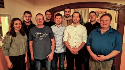 Kristof Matthes (Dritter von rechts) wurde bei der Versammlung in Adelshofen als Bürgermeisterkandidat nominiert. Das Foto zeigt ihn mit den acht Personen, die sich um Sitze im Gemeinderat bewerben. (Foto: Jürgen Binder)