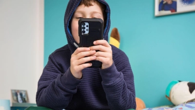 Der Bildschirm blinkt, der Daumen glüht - und Ausmachen und Weglegen fällt oft schwer. (Foto: Christin Klose/dpa-tmn)