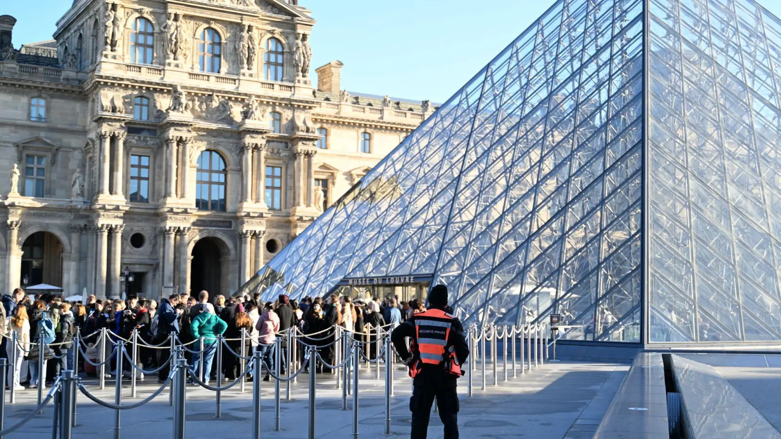 Laut Louvre-Direktoren gibt es bereits mehrere Mäzene, die ihre Unterstützung bei der Renovierung der Krone zugesagt haben.  (Foto: Emma Da Silva/AP/dpa)