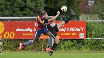 Mit 3:0 besiegte die SG Segringen/Dinkelsbühl (in schwarz Fabian Waldsauer) am letzten Wochenende den TuS Feuchtwangen (Adama Joof). Am Donnerstag hat die SG gleich das nächste Heimspiel gegen Mosbach-Breitenau, die Feuchtwanger spielen ebenfalls zuhause gegen Stadeln II. (Foto: Martin Rügner)