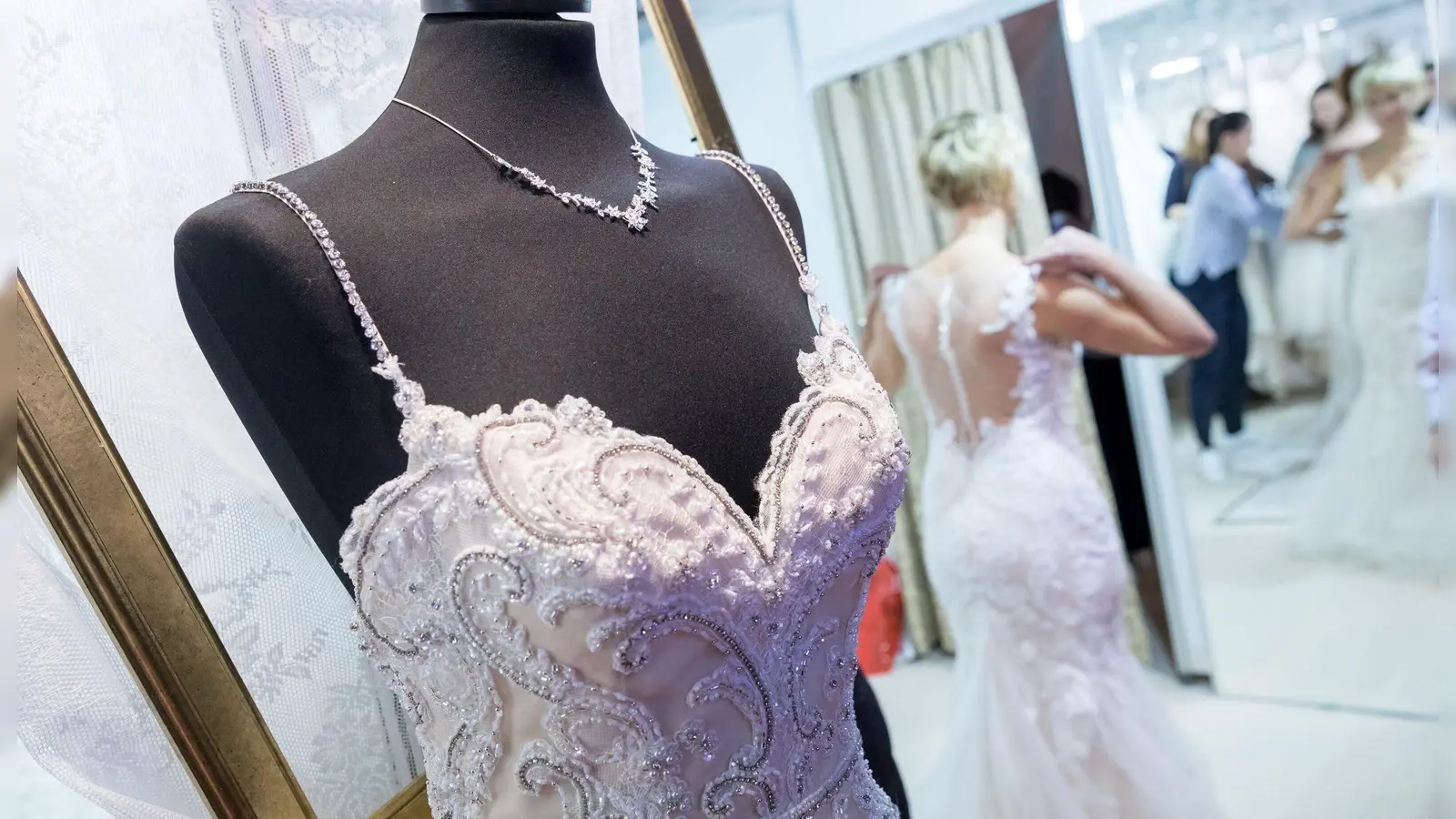 Kann ins Geld gehen: das Kleid für den großen Tag.  (Foto: Florian Schuh/dpa-tmn)