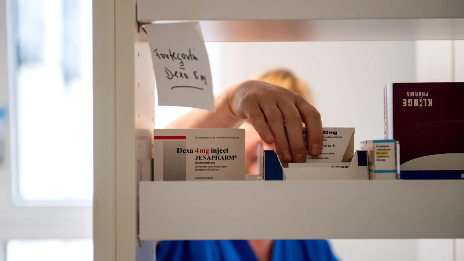 Ohne vertragliche Regelung sind Überstunden nur bei unvorhersehbaren betrieblichen Notlagen erlaubt, etwa bei plötzlichem Personalausfall. (Foto: Zacharie Scheurer/dpa-tmn)