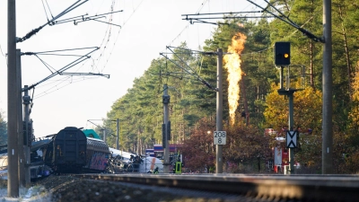 Am gestrigen Montag wurde an der Unfallstelle noch Gas kontrolliert abgefackelt. (Foto: Philipp Schulze/dpa)