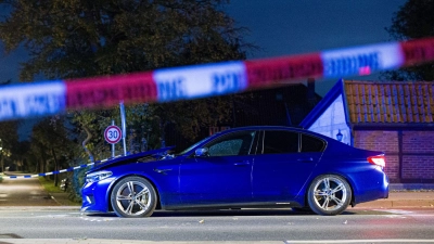 Das Auto fuhr in eine Menschenmenge, mehrere Verletzte mussten ins Krankenhaus. (Foto: Moritz Frankenberg/dpa)
