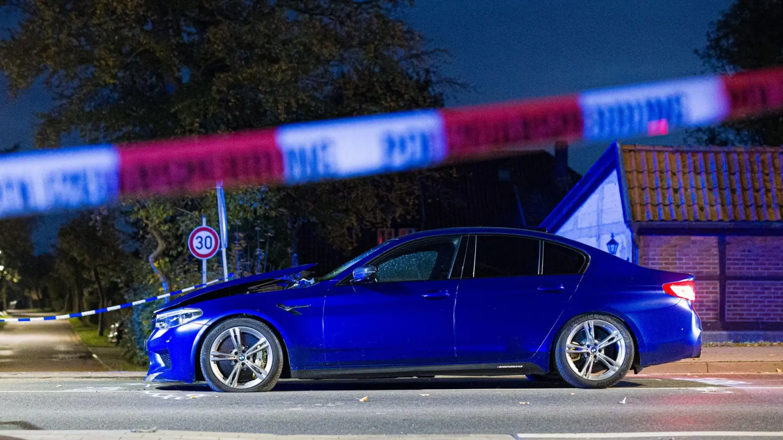 Das Auto fuhr in eine Menschenmenge, mehrere Verletzte mussten ins Krankenhaus. (Foto: Moritz Frankenberg/dpa)