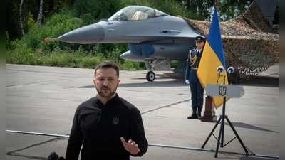 Der ukrainische Präsident Wolodymyr Selenskyj hat Waffenexporte zur Finanzierung der eigenen Rüstungsindustrie angekündigt. (Archivbild) (Foto: Efrem Lukatsky/AP/dpa)