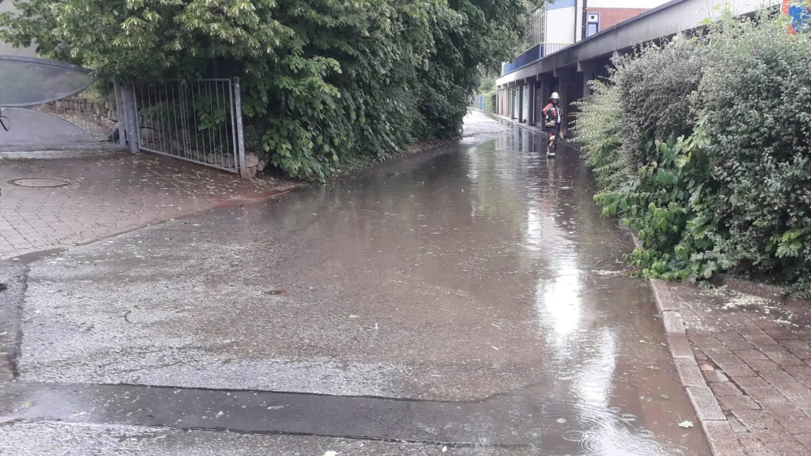 Vor allem in den Senken in Heilsbronn sammelte sich durch das heftige Unwetter an Fronleichnam das Wasser und beschäftigte die Einsatzkräfte. (Foto: Freiwillige Feuerwehr Heilsbronn)