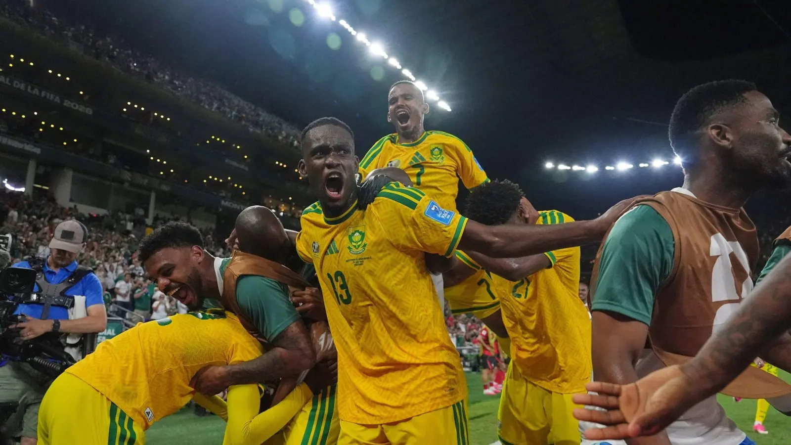Südafrika feiert das Weiterkommen.  (Foto: Moises Castillo/AP/dpa)