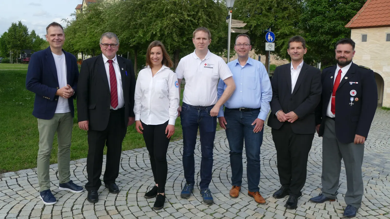 Die neu gewählten oder in ihrem Amt bestätigten Vorstandsmitglieder des BRK-Kreisverbandes (von links): Dr. Christian von Dobschütz, Harry Scheuenstuhl, Anne Fischer, Stefan Wust, Ronald Schweininger, Martin Wolfahrt und Piotr Heckel. (Foto: Helmut Meixner)