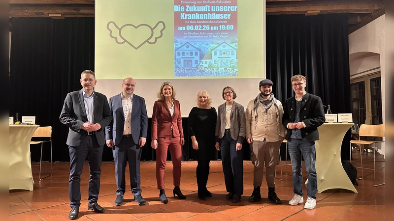 „Die Zukunft unserer Krankenhäuser” war das Thema einer Veranstaltung in Dinkelsbühl. Auf der Bühne stellten sich Landrat Dr. Jürgen Ludwig und seine Herausforderer Dr. Bastian Wojek, Sophia Göppel-Kraft (von links), Marco Meier, Leon Bachmann und Maria Hetzel (von rechts) den Fragen der Dinkelsbühler Fördervereinsvorsitzenden Dr. Petra Ziegler (Mitte). (Foto: Martina Haas)