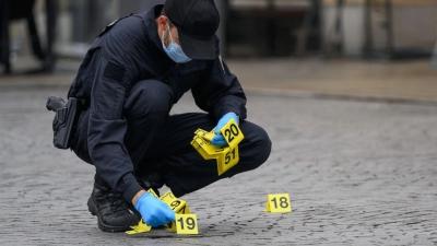 Die Kriminaltechniker untersuchen weiterhin den Tatort.  (Foto: Hendrik Schmidt/dpa)