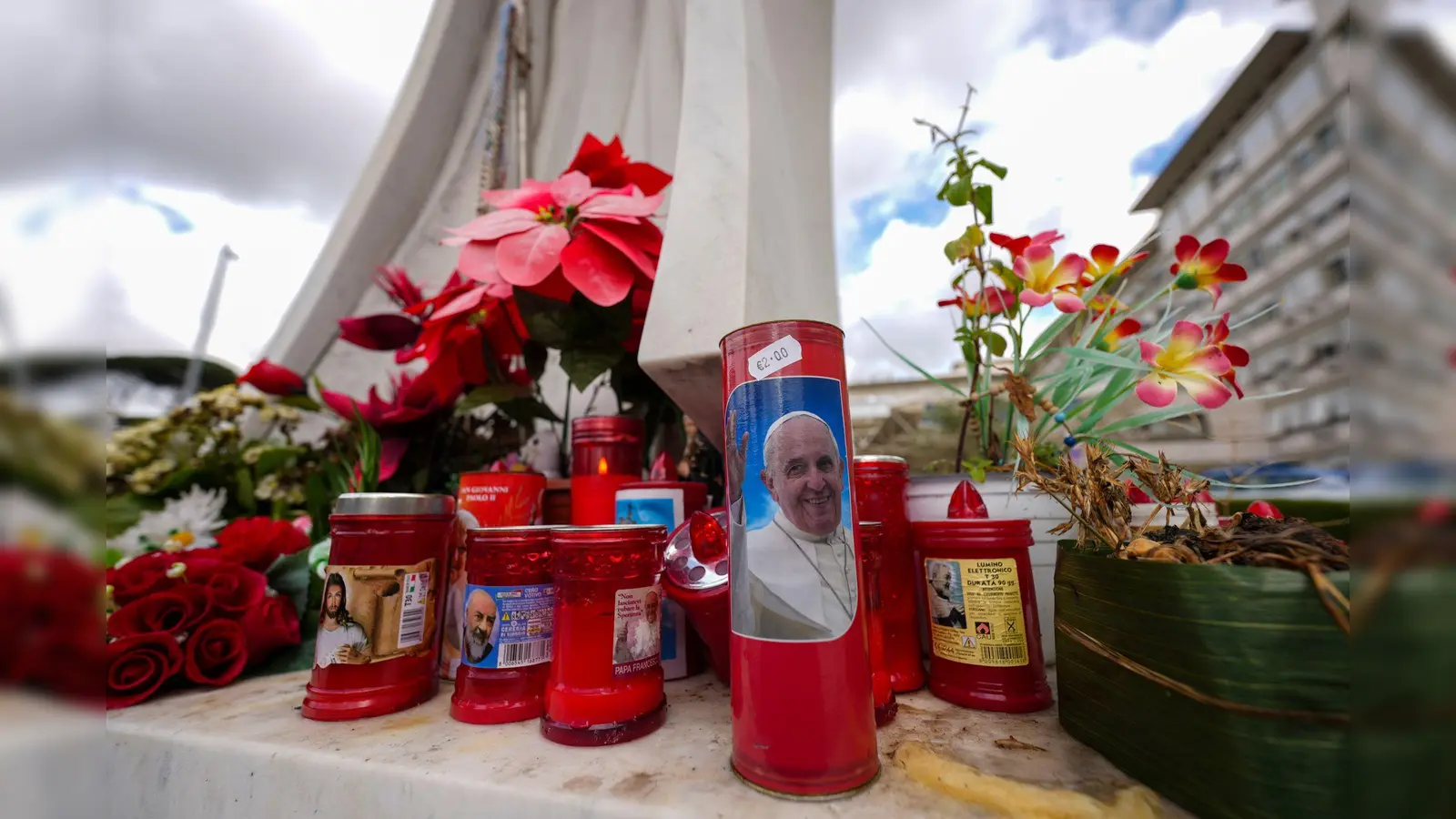 Vor dem Gemelli-Krankenhaus im Rom sind für den erkrankten Papst Franziskus Kerzen aufgestellt. (Foto: Andrew Medichini/AP/dpa)