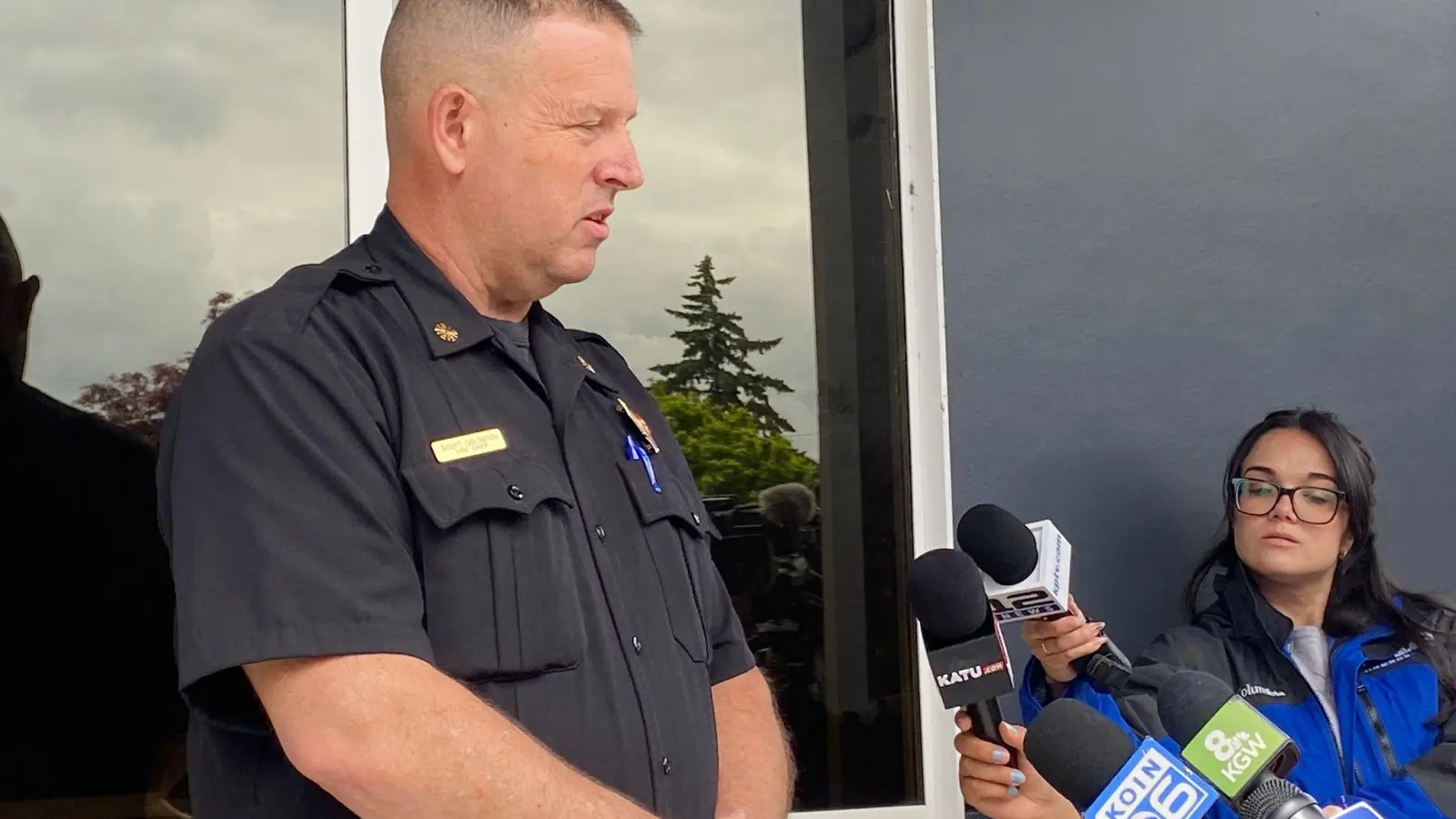 Leiter der Feuerwehr in Longview, Scott Goldstein, hält eine Pressekonferenz zur chemischen Explosion in einer Verpackungsfirma. (Foto: Claire Rush/AP/dpa)