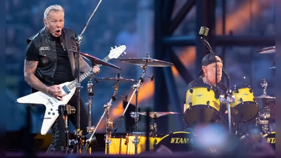 James Hetfield (l), Sänger und Gitarrist, und Lars Ulrich, Schlagzeuger, von der US-Metal-Band Metallica stehen im Münchner Olympiastadion auf der Bühne.  (Foto: Sven Hoppe/dpa)