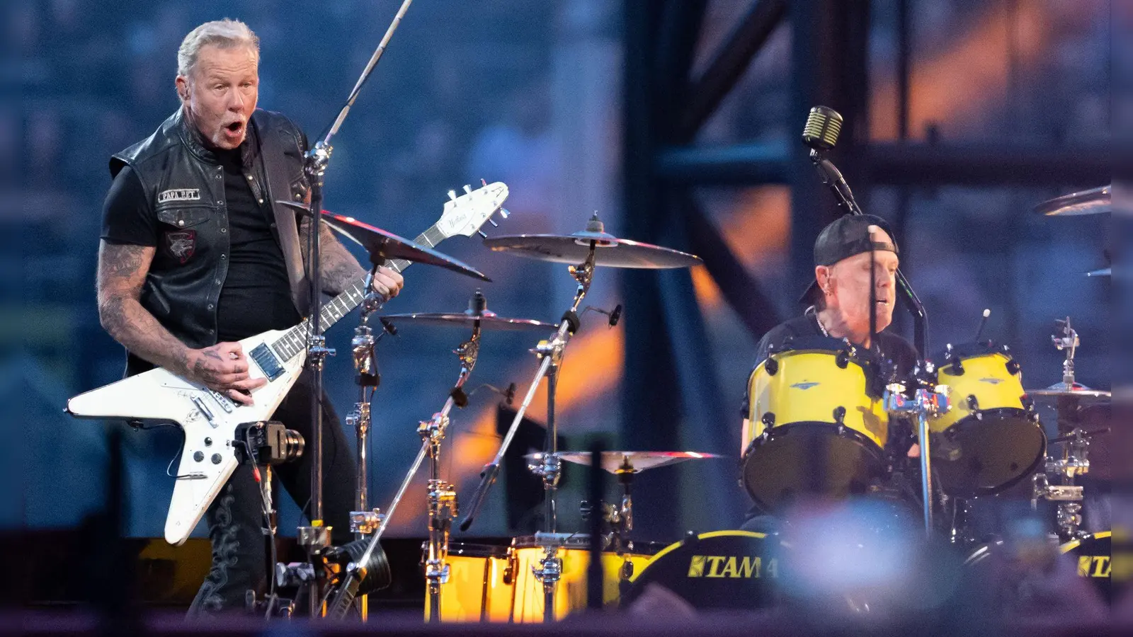 James Hetfield (l), Sänger und Gitarrist, und Lars Ulrich, Schlagzeuger, von der US-Metal-Band Metallica stehen im Münchner Olympiastadion auf der Bühne.  (Foto: Sven Hoppe/dpa)