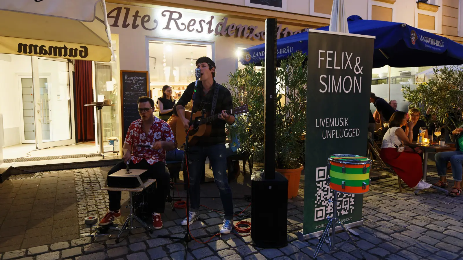 Musik an jeder Ecke: Das ist Teil des Charmes beim Ansbacher Altstadtfest. Felix &amp; Simon spielen an der Alten Resi auf. (Foto: Zeynel Dönmez)