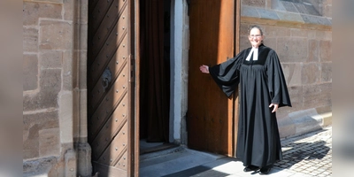 Pfarrerin Christiana von Rotenhan wünscht allen Besucherinnen und Besuchern der Kirchweih frohe Begegnungen, gute Gespräche und gesegnete Stunden an den Festtagen und lädt herzlich zum Gottesdienst am Kerwasonntag ein. (Foto: Gudrun Schwarz-Köhler)