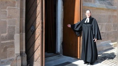 Pfarrerin Christiana von Rotenhan wünscht allen Besucherinnen und Besuchern der Kirchweih frohe Begegnungen, gute Gespräche und gesegnete Stunden an den Festtagen und lädt herzlich zum Gottesdienst am Kerwasonntag ein. (Foto: Gudrun Schwarz-Köhler)