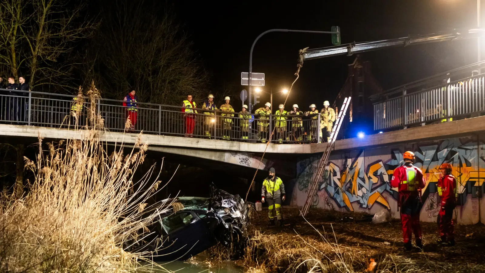 Noch am Abend wurde mit der Bergung begonnen.  (Foto: Evi Lemberger)