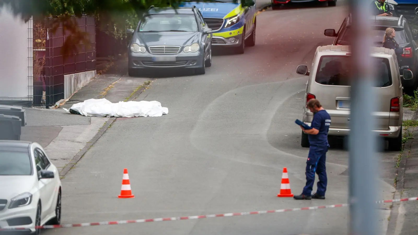 Die Polizei warnt vor dem flüchtigen Tatverdächtigen.  (Foto: Christoph Reichwein/dpa)