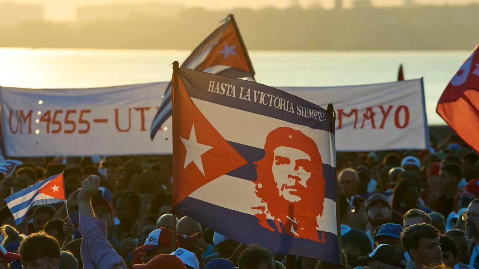 Hunderttausende Kubaner protestieren gegen das US-Embargo. (Foto: Ramon Espinosa/AP/dpa)