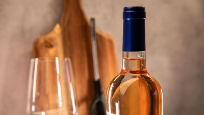 Lässt sich eine Weinflasche mit Hilfe eines Feuerzeugs öffnen? (Foto: Christin Klose/dpa-tmn)