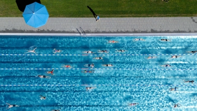 Badegäste zur Saisoneröffnung im Münchner Schyrenbad.  (Foto: Sven Hoppe/dpa)