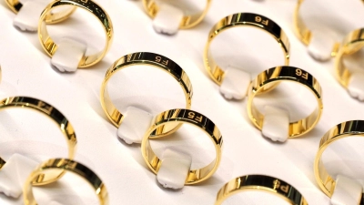 Dreimal ließ sich der 26-Jährige Schmuck mitgeben. Beim vierten Besuch eines Juweliergeschäfts zückte der Angeklagte ein Messer.  (Symbolbild: Carsten Hoefer/dpa)