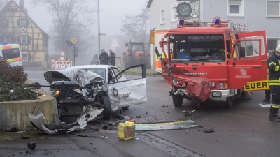 Bei der Fahrt zu einem Brand in Bad Windsheim sind Feuerwehrleute in Oberndorf verunglückt. (Foto: Johann Schmidt)