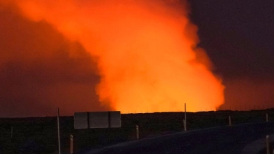 Blick auf die Gaswolke, die von der Lava des ausbrechenden Vulkans beleuchtet wird. (Foto: Marco Di Marco/AP)