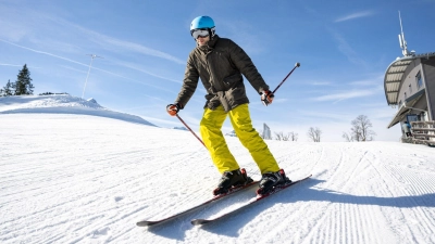 Carver, All-Mountain, Freeride – die Qual der Wahl: Für Piste, Gelände oder Tiefschnee gibt’s jeweils den passenden Ski. (Foto: Benjamin Nolte/dpa-tmn)