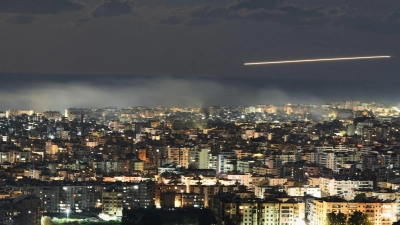 Nach einem Raketenangriff der Hisbollah-Miliz bombardiert Israel Ziele im Libanon.   (Foto: Hassan Ammar/AP/dpa)