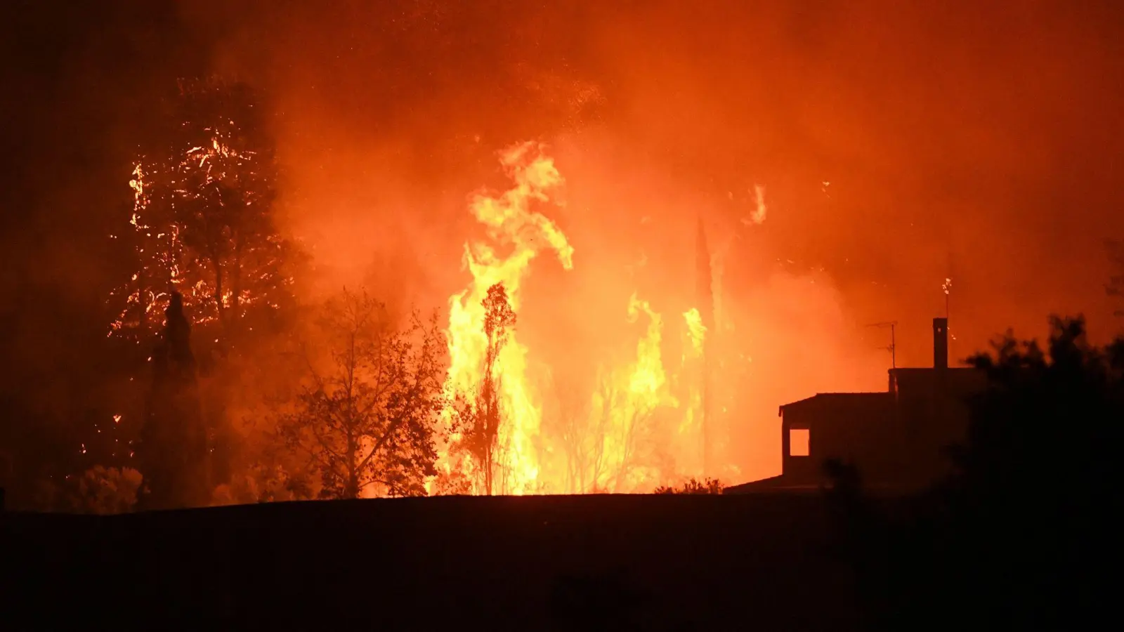 Fast immer sind die Brände menschengemacht - ob aus Versehen oder mit Absicht. (Archivbild) (Foto: Giannis Androutsopoulos/AP/dpa)