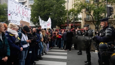 In Frankreich sind für Samstag erneute Demonstrationen angekündigt worden. (Foto: Teresa Suarez/AP/dpa)