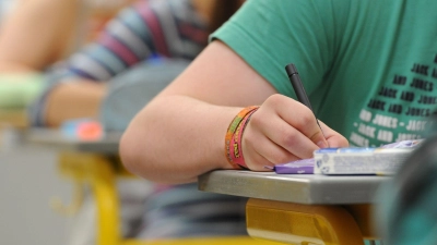 Die Schüler müssen den Jahrgangsstufentest nicht nachschreiben. (Symbolbild) (Foto: Armin Weigel/dpa)