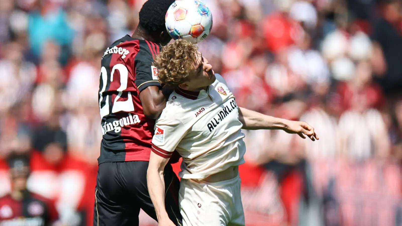Viele Zweikämpfe prägten das Spiel, hier zwischen Nürnnbergs Rabby Nzingoula (l) und Luca Herrmann. (Foto: Daniel Karmann/dpa)