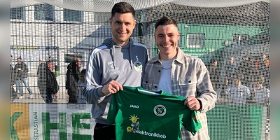Trägt bald Grün: Mirko Puscher (rechts) mit Christoph Hasselmeier. (Foto: Christian Albrecht)