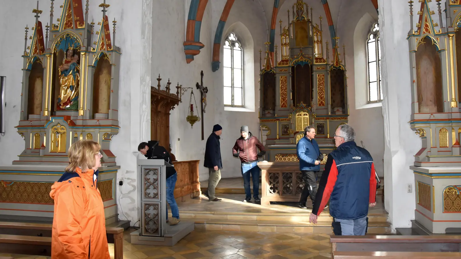 Kirchenpflegerin Petra Horand (vorne links) und Josef Guggenberger von der Kirchenverwaltung (vorne rechts) halfen beim Herrichten des Altarraums für die Gottesdienstfeiern. (Foto: Werner Wenk)