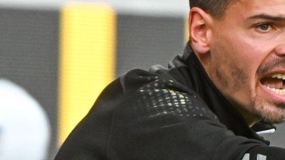 Munier Raychouni wird Drittligist Jahn Regensburg vorerst als Interimstrainer betreuen. (Archivbild) (Foto: Armin Weigel/dpa)