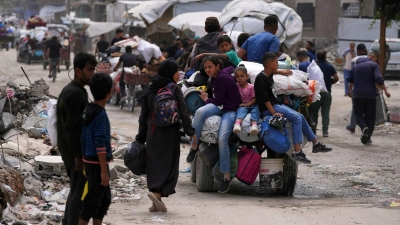 Israels neue Großoffensive zwingt die Menschen in Gaza erneut zur Flucht innerhalb des abgeriegelten Küstenstreifens. (Foto: Jehad Alshrafi/AP/dpa)