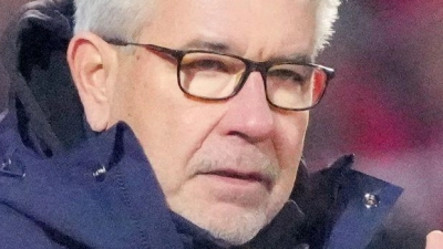 Mainz-Trainer Urs Fischer klatscht in die Hände.  (Foto: Soeren Stache/dpa)