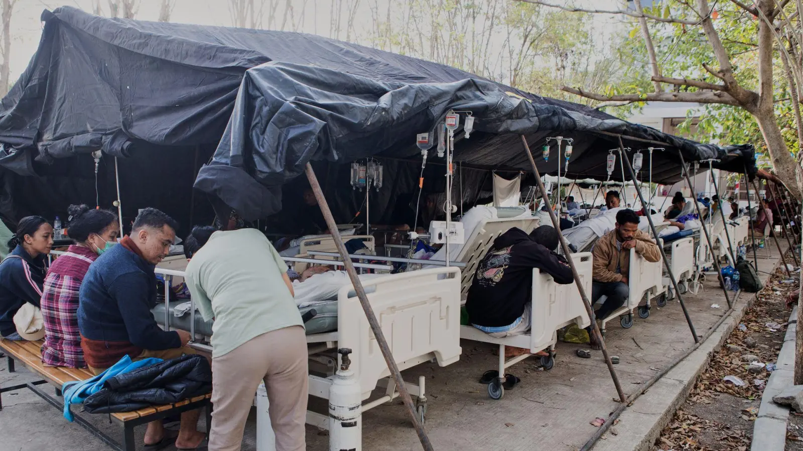 Nach dem starken Erdbeben ist die medizinische Versorgung zunächst provisorisch - hier mit einem Zelt vor einem Krankenhaus in der Provinz Ost-Nusa Tenggara. (Foto: Firdia Lisnawati/AP/dpa)
