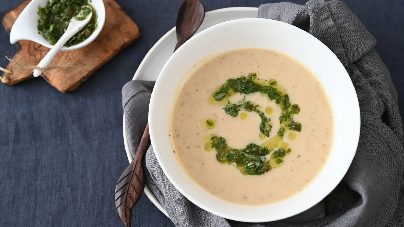 Die Basis für die cremige Suppe sind im Ofen geröstete Blumenkohlröschen, Kartoffeln und Knollensellerie-Stückchen. (Foto: Julia uehren/loeffelgenuss.de/dpa-tmn)