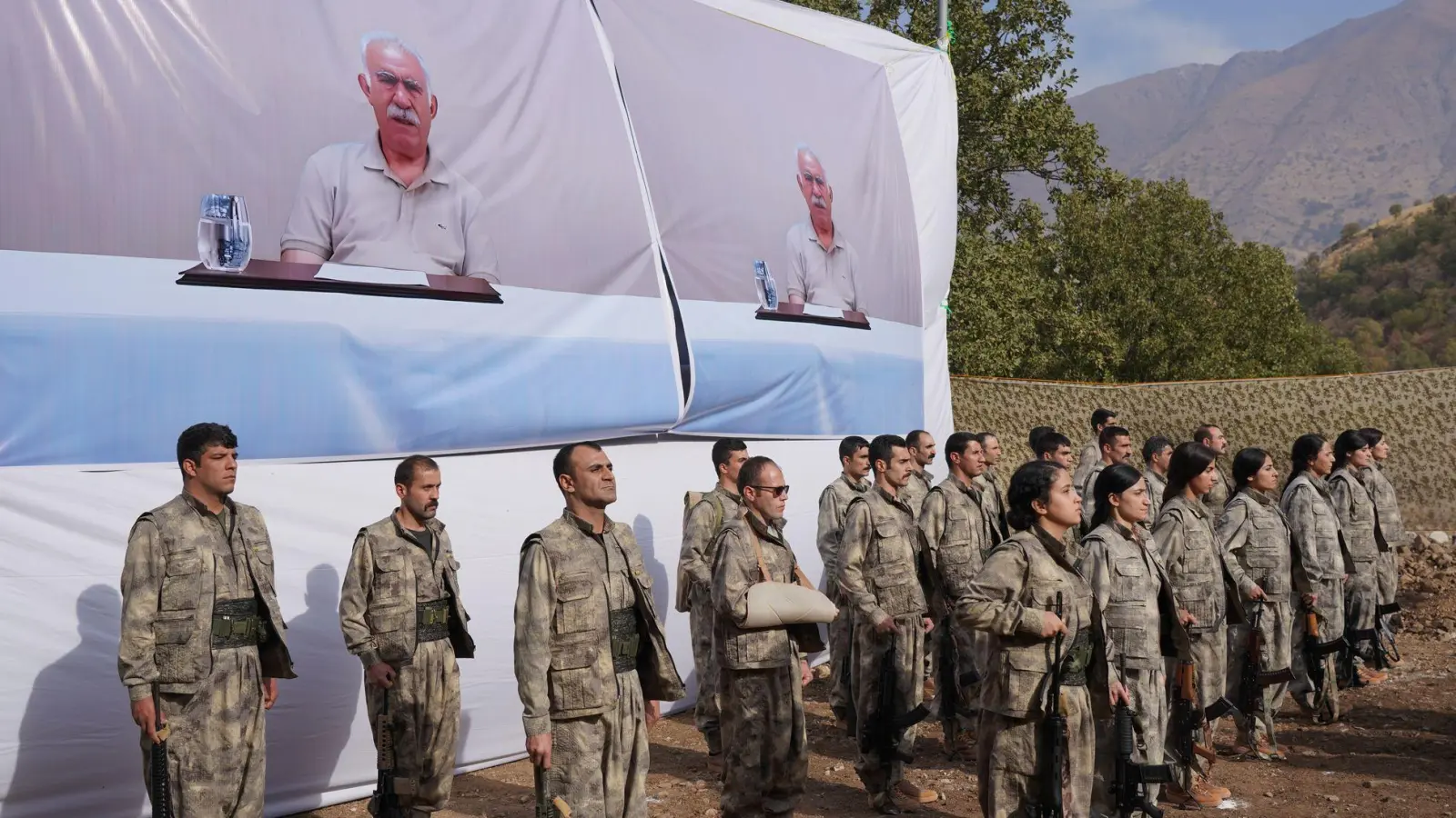 Im vergangenen Jahr hatten einige PKK-Kämpfer symbolisch ihre Waffen niedergelegt. (Archivbild) (Foto: Rashid Yahya/AP/dpa)
