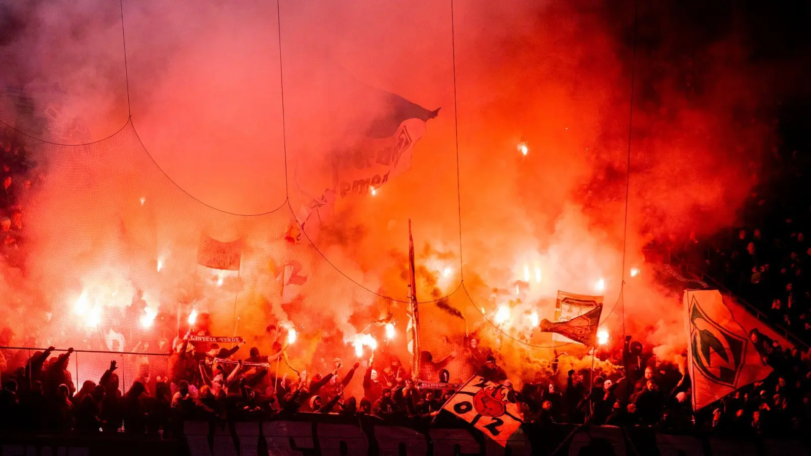 Der DFB hat in der Saison 2023/24 gegen die Vereine aus den ersten drei Ligen Geldstrafen in Höhe von rund 12,5 Millionen Euro verhängt. (Foto: Rolf Vennenbernd/dpa)