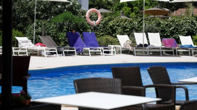 Wenn der Urlaub mehr Ärger als Erholung bringt, können Reisende mit einem Online-Tool mögliche Ansprüche auf Entschädigung prüfen. (Foto: Clara Margais/dpa/dpa-tmn)