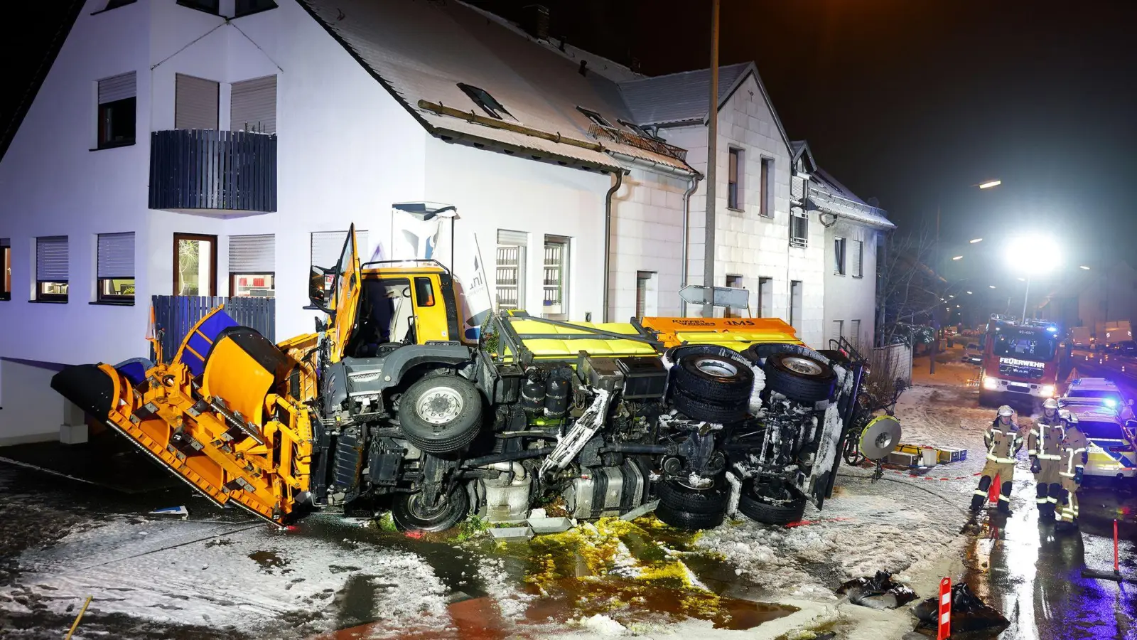 Auch Helfer geraten mal ins Rutschen. (Foto: David Oßwald/dpa)
