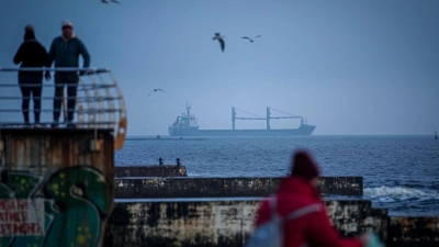 Ein Frachter läuft aus dem Hafen von Odessa auf das Schwarze Meer aus. (Archivbild) (Foto: Kay Nietfeld/dpa)