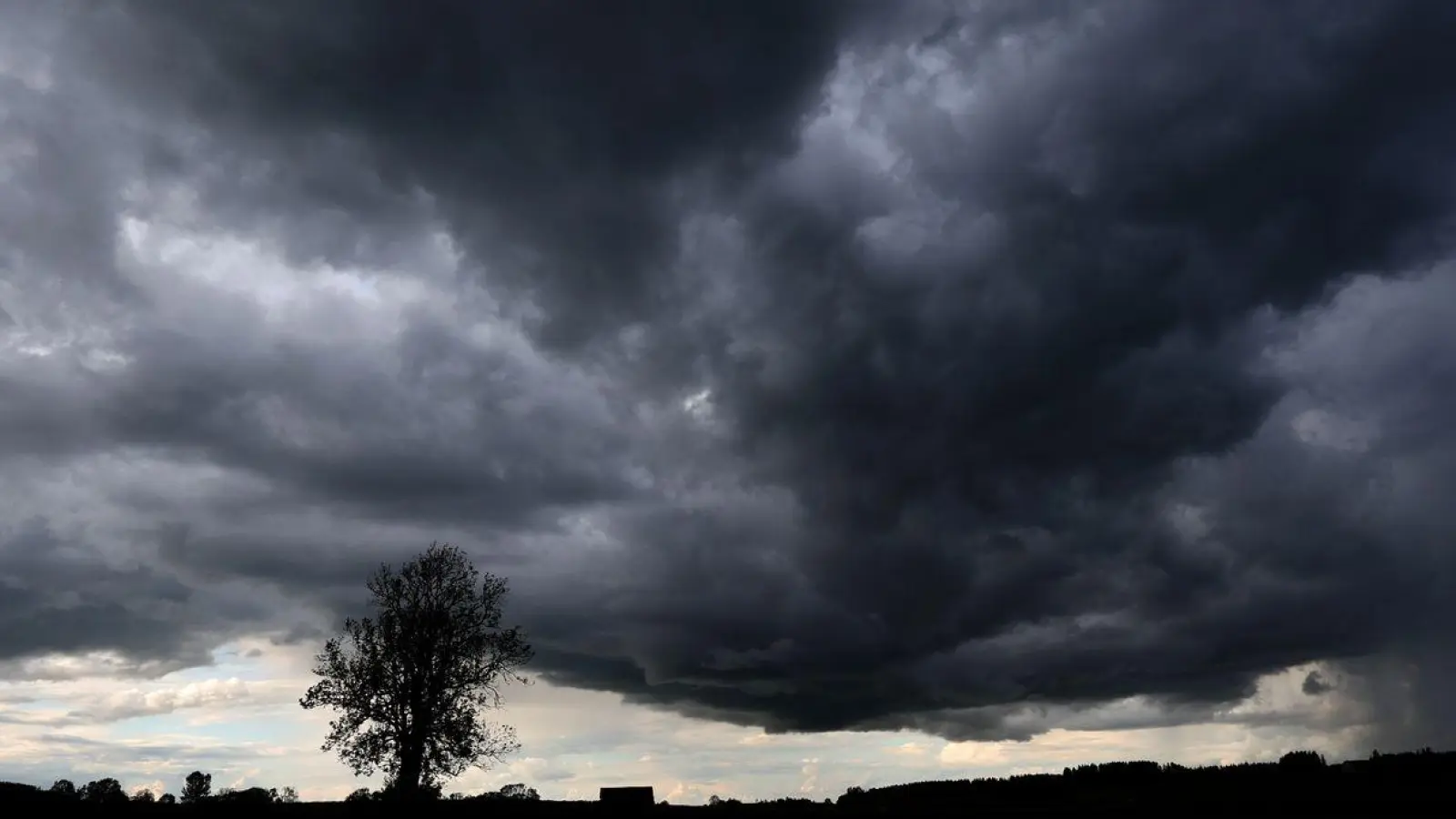 Eine dunkle Wolkenfront zieht über das Allgäuer Alpenvorland. (Foto: Karl-Josef Hildenbrand/dpa)